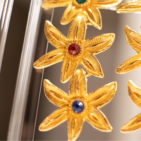 Trifari Starfish/ Flower shaped clip on earrings - Picture 3 of 7